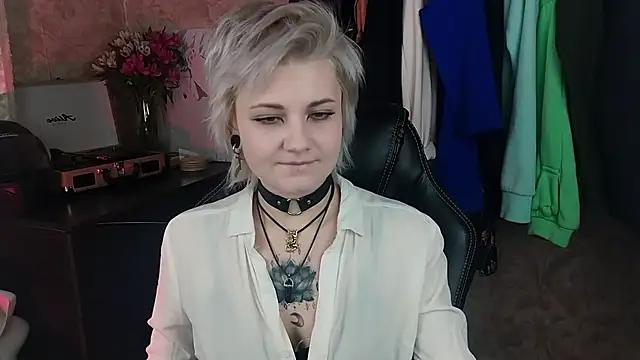 Snapshot of EvaBrownie chatting on 02.11.25 EvaBrownie online show from 02.11.25