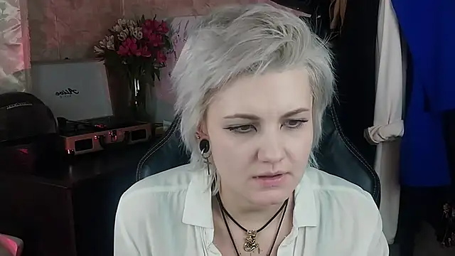 Snapshot of EvaBrownie chatting on 02.11.25 EvaBrownie online show from 02.11.25