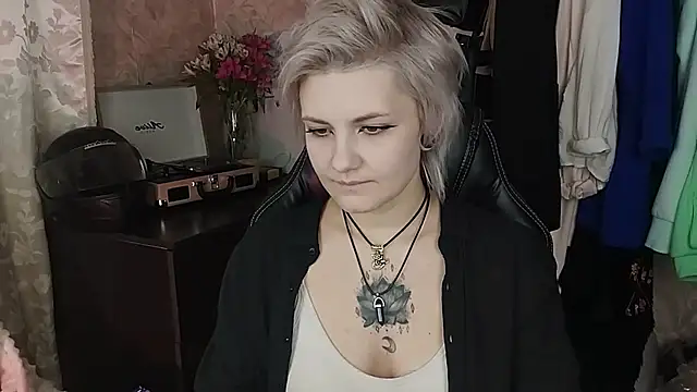 Snapshot of EvaBrownie chatting on 02.15.25 EvaBrownie online show from 02.15.25