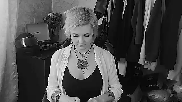 Snapshot of EvaBrownie chatting on 02.18.25 EvaBrownie online show from 02.18.25