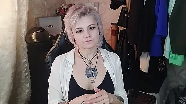 Snapshot of EvaBrownie chatting on 02.18.25 EvaBrownie online show from 02.18.25