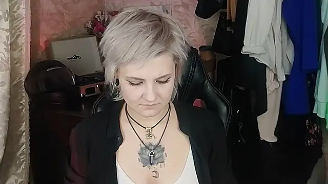 Snapshot of EvaBrownie chatting on 02.18.25 EvaBrownie online show from 02.18.25