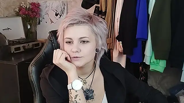 Snapshot of EvaBrownie chatting on 02.19.25 EvaBrownie online show from 02.19.25