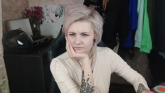 Snapshot of EvaBrownie chatting on 02.21.25 EvaBrownie online show from 02.21.25