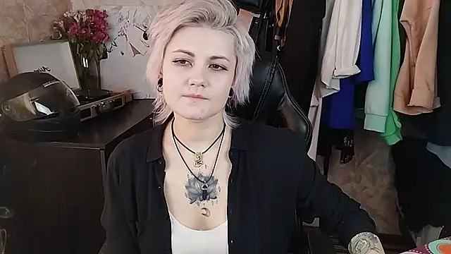 Snapshot of EvaBrownie chatting on 02.22.25 EvaBrownie online show from 02.22.25