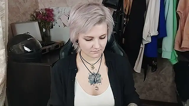 Snapshot of EvaBrownie chatting on 02.22.25 EvaBrownie online show from 02.22.25