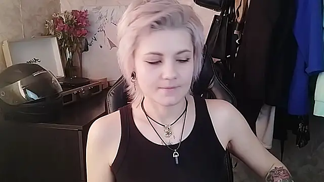 Snapshot of EvaBrownie chatting on 02.24.25 EvaBrownie online show from 02.24.25