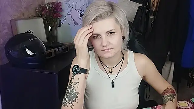 Snapshot of EvaBrownie chatting on 02.24.25 EvaBrownie online show from 02.24.25