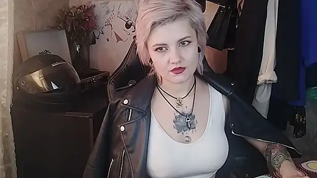 Snapshot of EvaBrownie chatting on 02.27.25 EvaBrownie online show from 02.27.25