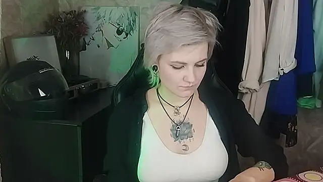 Snapshot of EvaBrownie chatting on 02.27.25 EvaBrownie online show from 02.27.25