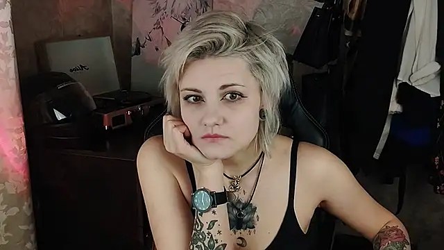 Snapshot of EvaBrownie chatting on 03.05.25 EvaBrownie online show from 03.05.25