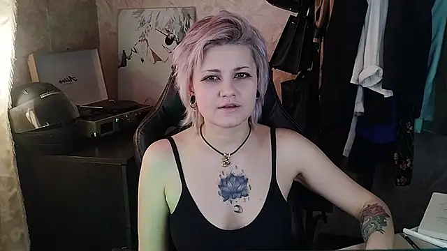 Snapshot of EvaBrownie chatting on 03.08.25 EvaBrownie online show from 03.08.25