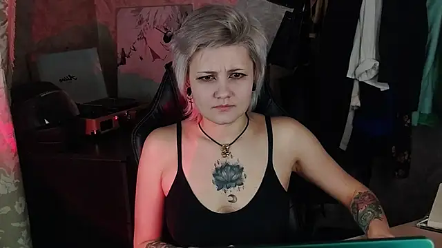 Snapshot of EvaBrownie chatting on 03.08.25 EvaBrownie online show from 03.08.25