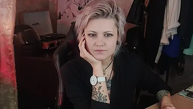 Snapshot of EvaBrownie chatting on 03.09.25 EvaBrownie online show from 03.09.25