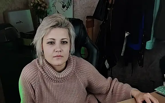 Snapshot of EvaBrownie chatting on 03.12.25 EvaBrownie online show from 03.12.25