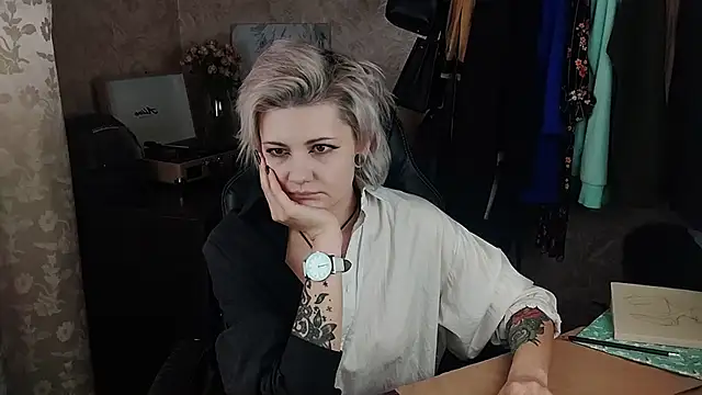 Snapshot of EvaBrownie chatting on 03.13.25 EvaBrownie online show from 03.13.25