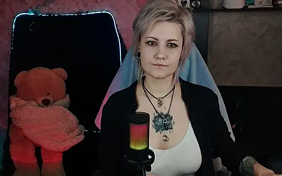 Snapshot of EvaBrownie chatting on 03.15.25 EvaBrownie online show from 03.15.25