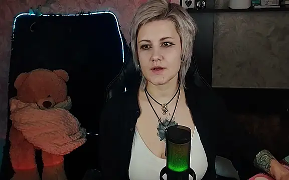 Snapshot of EvaBrownie chatting on 03.15.25 EvaBrownie online show from 03.15.25