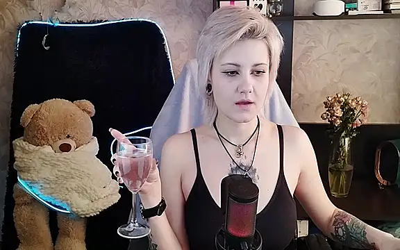 Snapshot of EvaBrownie chatting on 03.16.25 EvaBrownie online show from 03.16.25