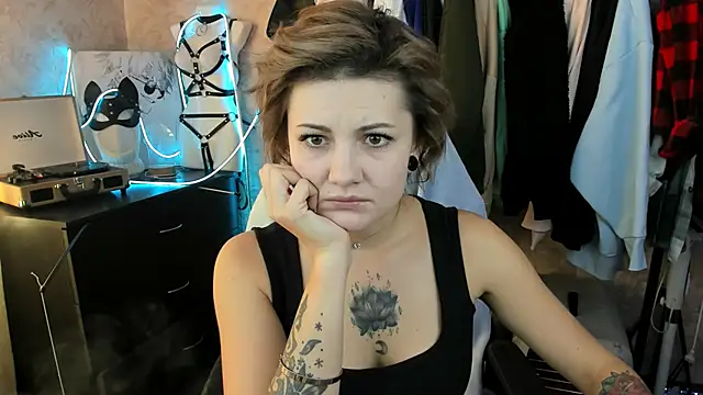 Snapshot of EvaBrownie chatting on 09.13.25 EvaBrownie online show from 09.13.25