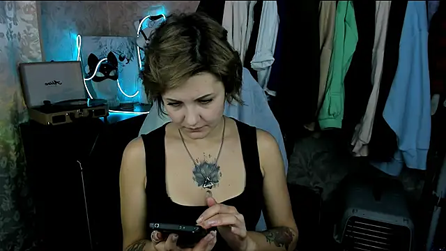 Snapshot of EvaBrownie chatting on 09.18.25 EvaBrownie online show from 09.18.25