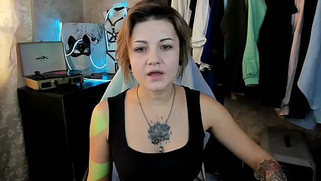 Snapshot of EvaBrownie chatting on 09.20.25 EvaBrownie online show from 09.20.25