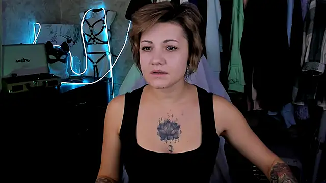 Snapshot of EvaBrownie chatting on 10.02.25 EvaBrownie online show from 10.02.25