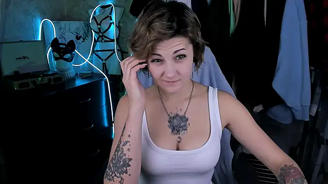 Snapshot of EvaBrownie chatting on 10.21.25 EvaBrownie online show from 10.21.25