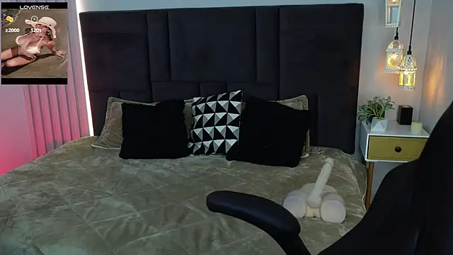 Snapshot of AtheneaRusell chatting on 10.26.25 AtheneaRusell online show from 10.26.25