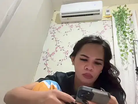 SophiaCourthaway online show from 10.30.25