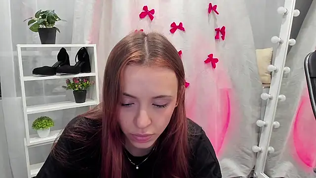 Snapshot of Sahara_Shields chatting on 02.04.25 Sahara Shields online show from 02.04.25