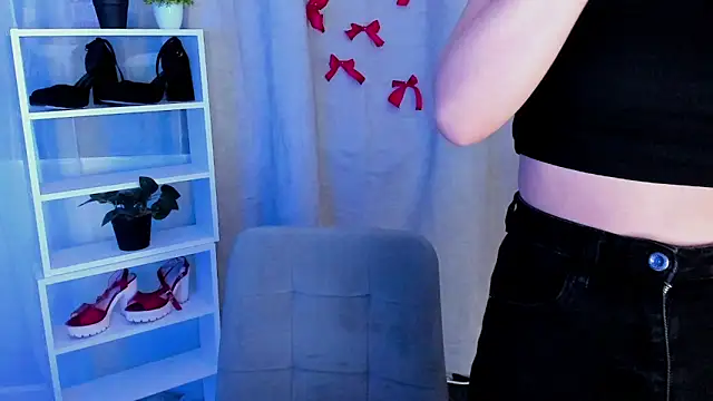 Snapshot of Sahara_Shields chatting on 03.05.25 Sahara Shields online show from 03.05.25