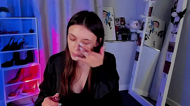 Snapshot of Sahara_Shields chatting on 11.30.25 Sahara Shields online show from 11.30.25