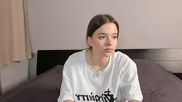 Snapshot of MonaClive chatting on 01.19.25 MonaClive online show from 01.19.25