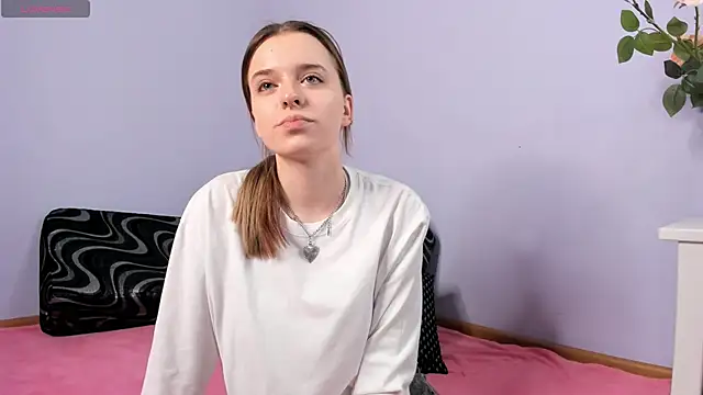 Snapshot of MonaClive chatting on 01.21.25 MonaClive online show from 01.21.25