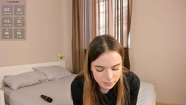 Snapshot of MonaClive chatting on 02.07.25 MonaClive online show from 02.07.25