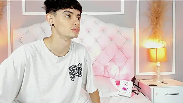 Snapshot of connor_and_angel chatting on 02.05.25 connor and angel online show from 02.05.25