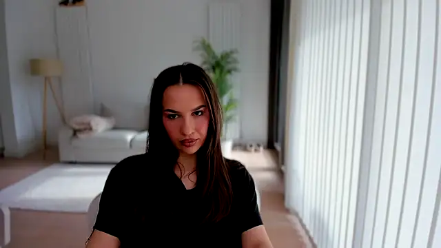 Snapshot of GoddessRoxana chatting on 02.21.25 GoddessRoxana online show from 02.21.25