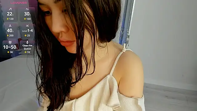 Snapshot of novaaskyy chatting on 11.19.25 novaaskyy online show from 11.19.25