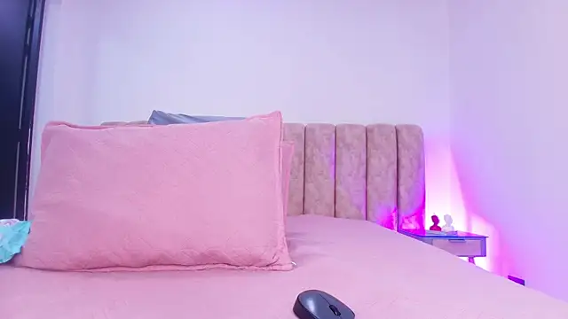 Auroraa miller online show from 11.26.25