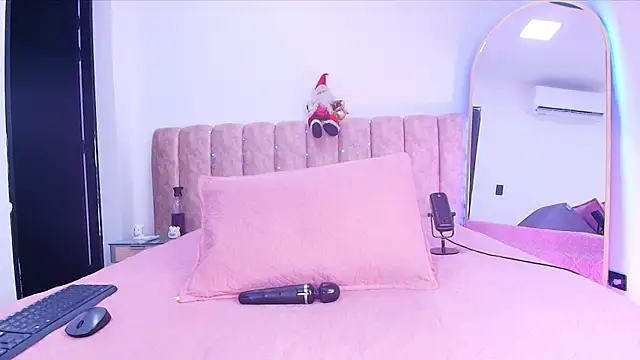 Snapshot of Auroraa_miller chatting on 12.20.25 Auroraa miller online show from 12.20.25