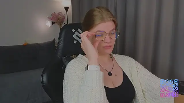 Snapshot of _JessieVibes chatting on 06.23.26 JessieVibes online show from 06.23.26