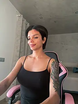 Snapshot of Rosariolovex chatting on 01.28.25 Rosariolovex online show from 01.28.25