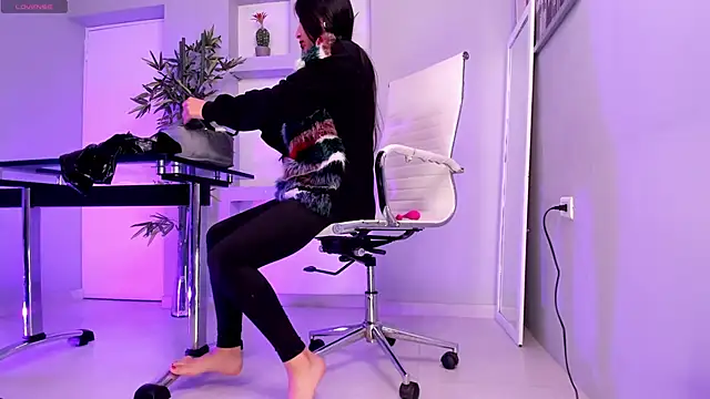 hannah howeell   online show from 03.10.25