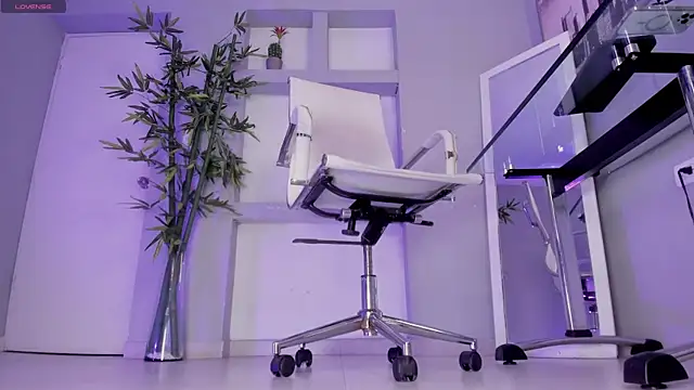 hannah howeell   online show from 09.23.25