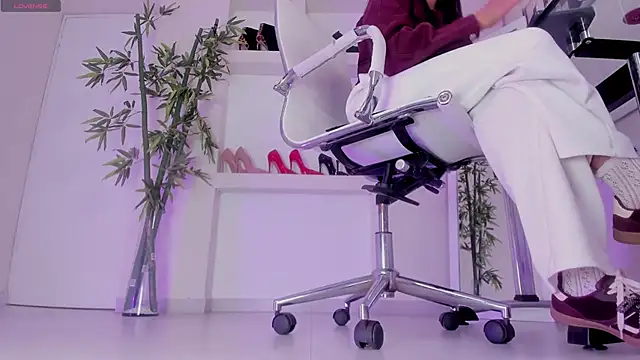 hannah howeell   online show from 11.11.25