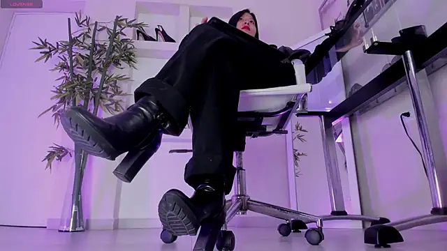 hannah howeell   online show from 03.11.26