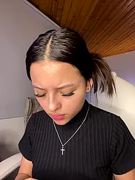 Snapshot of Sofia18_pinkk chatting on 12.17.25 Sofia18 pinkk online show from 12.17.25