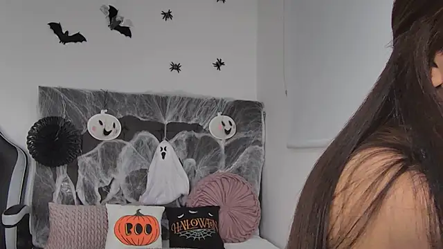 Snapshot of AmandaBrooks_18 chatting on 10.11.25 AmandaBrooks 18 online show from 10.11.25