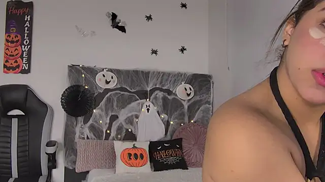 Snapshot of AmandaBrooks_18 chatting on 10.12.25 AmandaBrooks 18 online show from 10.12.25